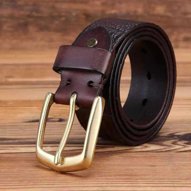 Leather belt with gold buckle and crocodile-effect leather design suitable for stylish accessories