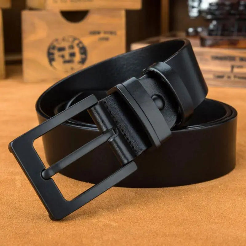 Black leather belt with a square matte black buckle for an elegant style