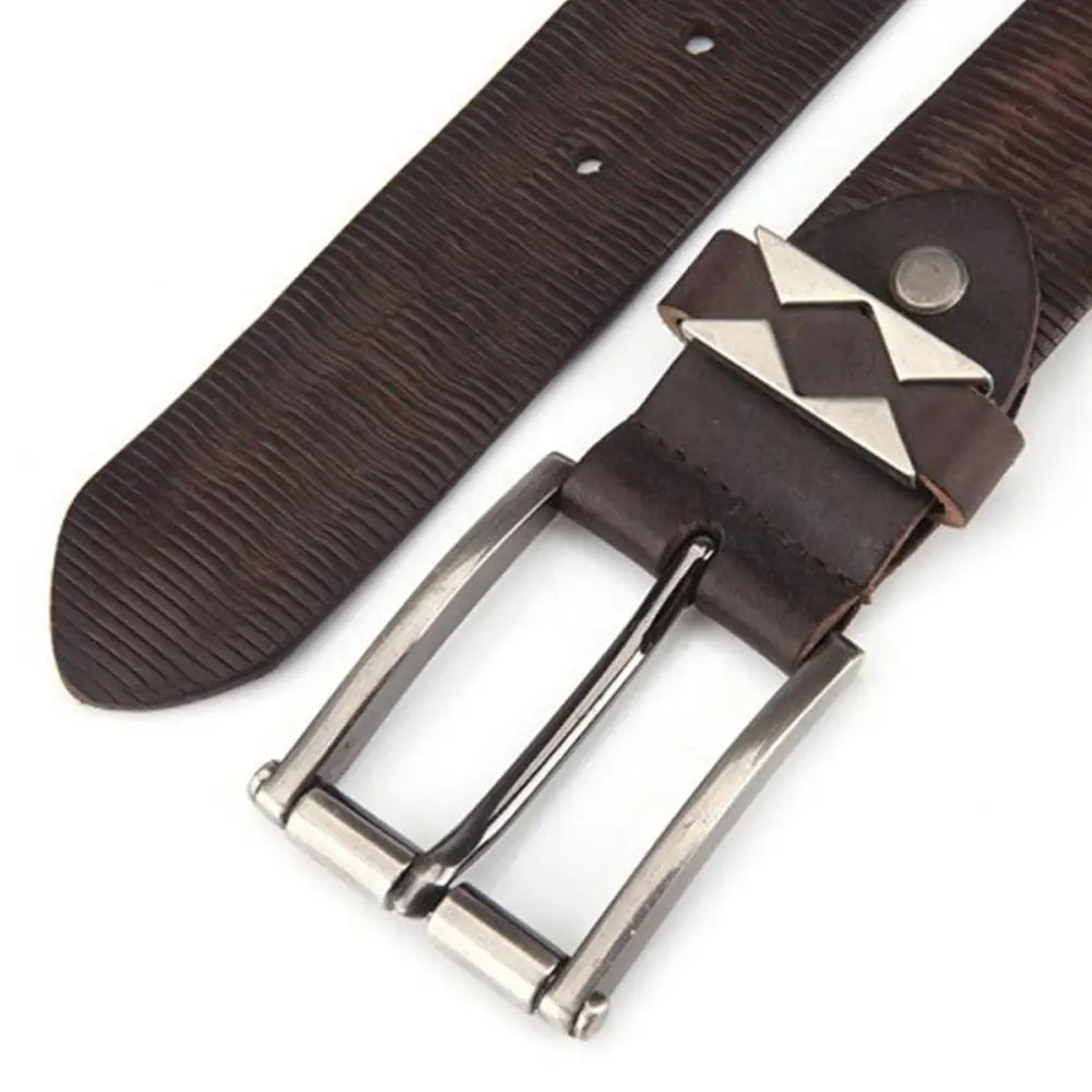 Leather belt in textured brown leather with a metal silver buckle for stylish men’s wear