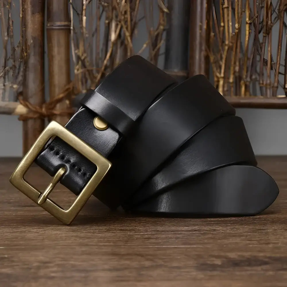 Stenia Belt in genuine leather with brass buckle for a sophisticated look