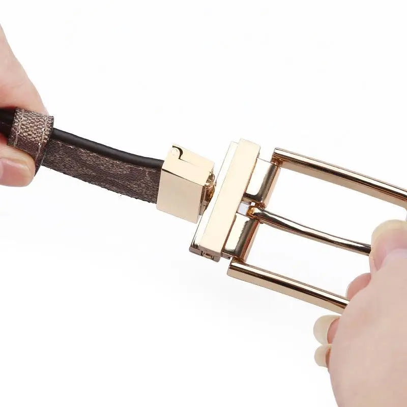 Gold-toned reversible belt buckle on patterned leather suit belt en cuir pour homme