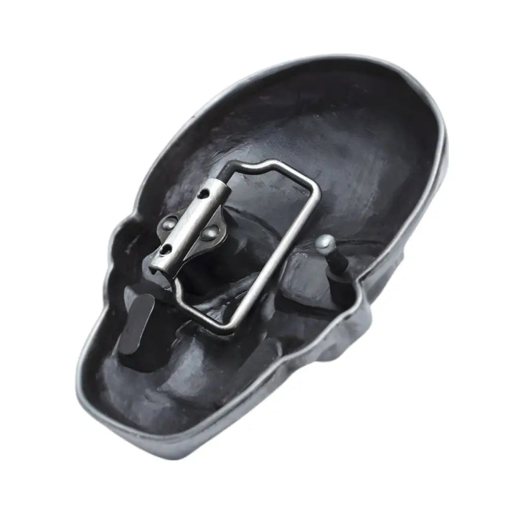 Skull-shaped belt buckle on Metallic Skull Head Decorative Sculpture for Hardy Model Displays