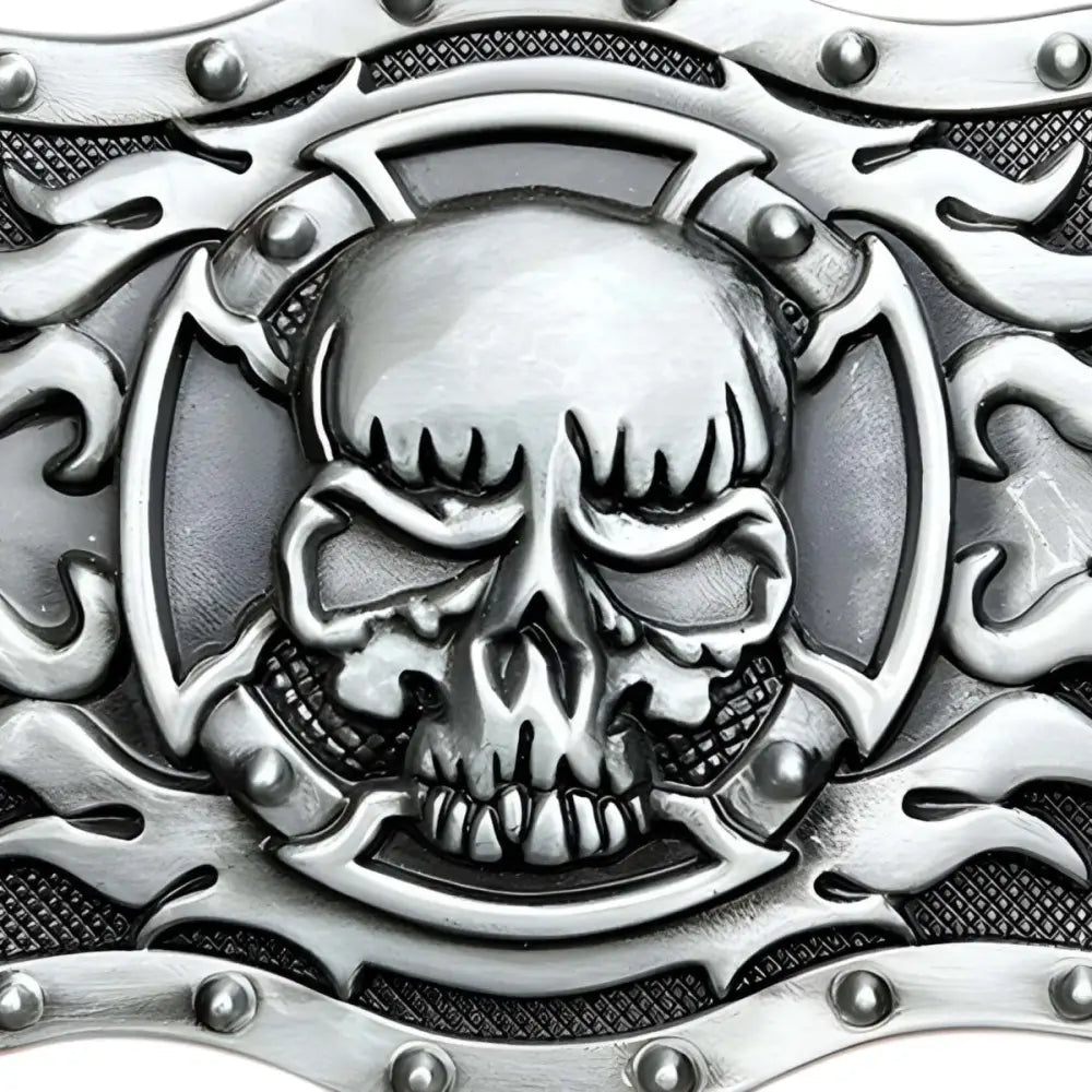 Silver skull belt buckle with effet flamme design for a bold fashion statement