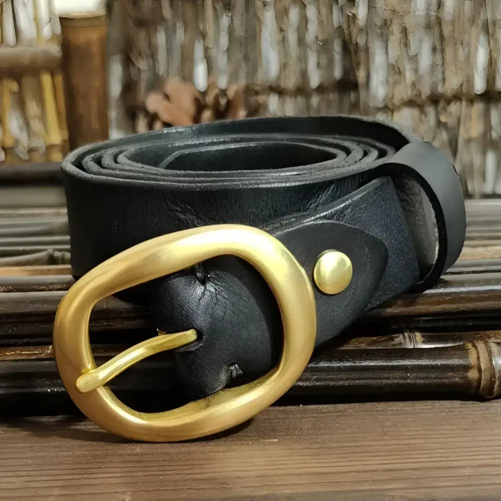 Black leather belt with brass buckle for a classic style, ideal accessory for men