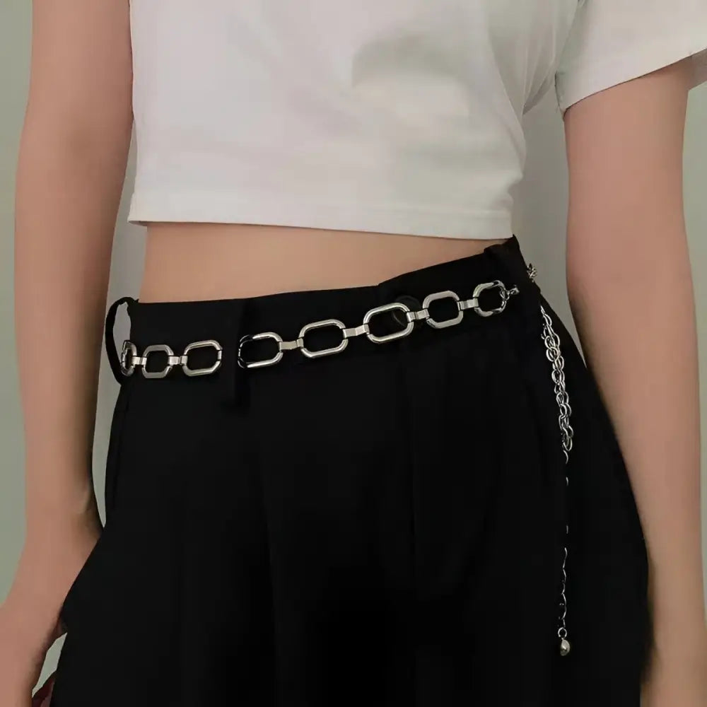 Elegant silver chain belt for stylish accessories, perfect for fashionable outfits