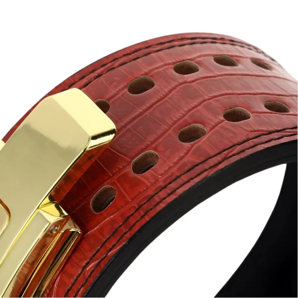 Red crocodile-patterned leather powerlifting belt with gold buckle for weightlifting training