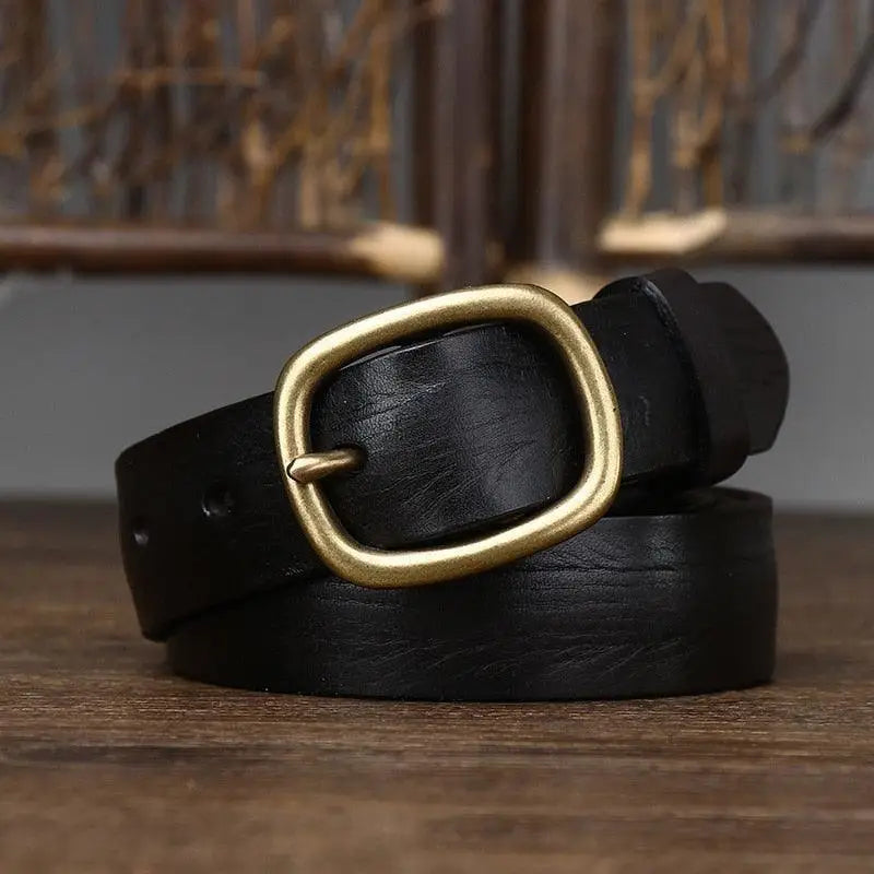 Claniuniu belt made of full-grain leather with a brass buckle displayed