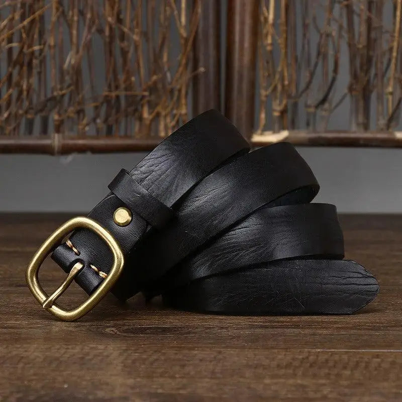 Claniuniu belt featuring full-grain leather and a brass buckle for stylish durability