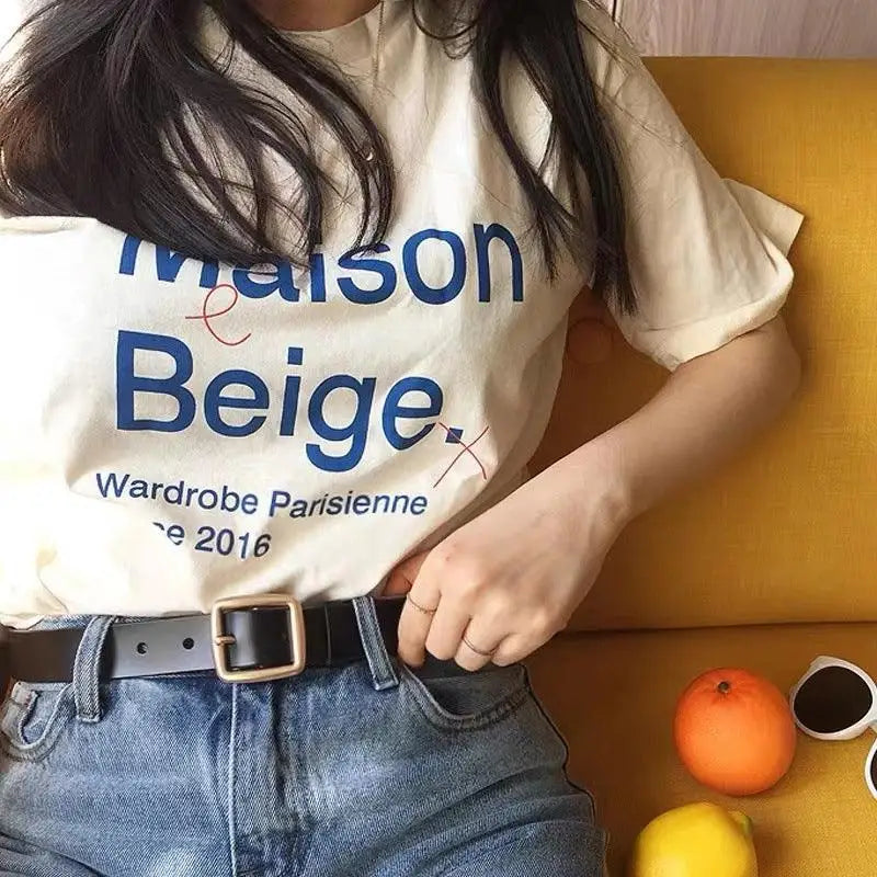 Printed T-shirt with jeans and endzela women’s belt featuring a gold buckle in high-quality leather