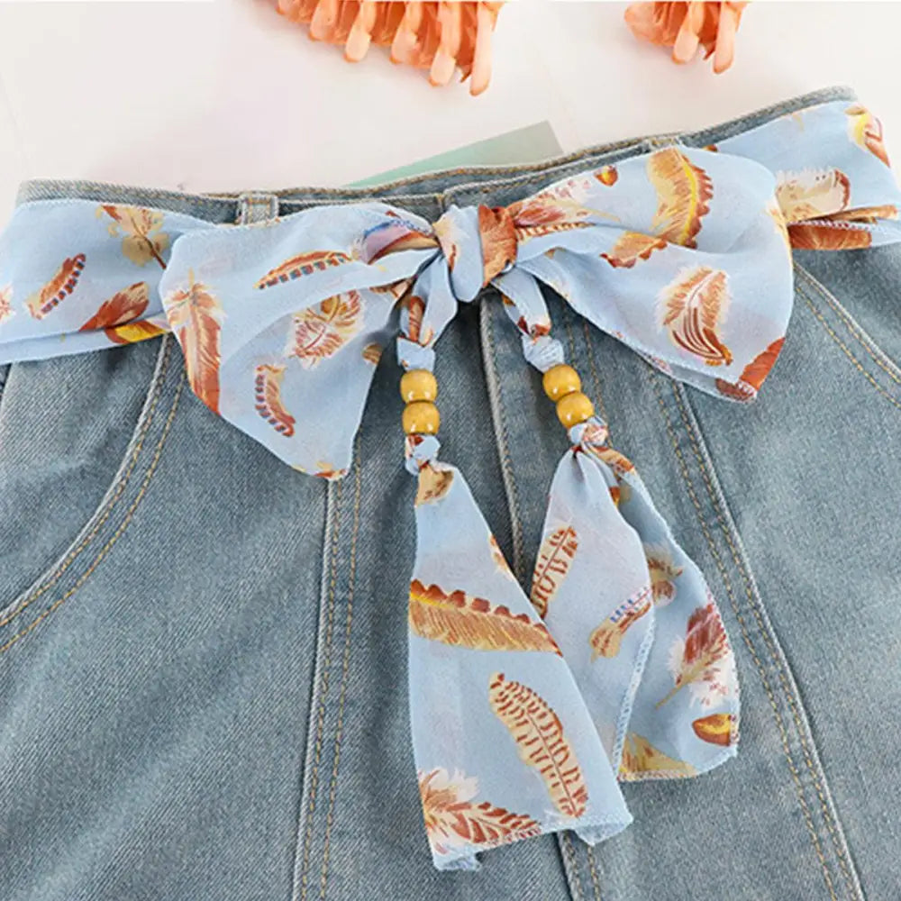 Denim skirt with feather-patterned hokoupadia model scarf belt for stylish fashion