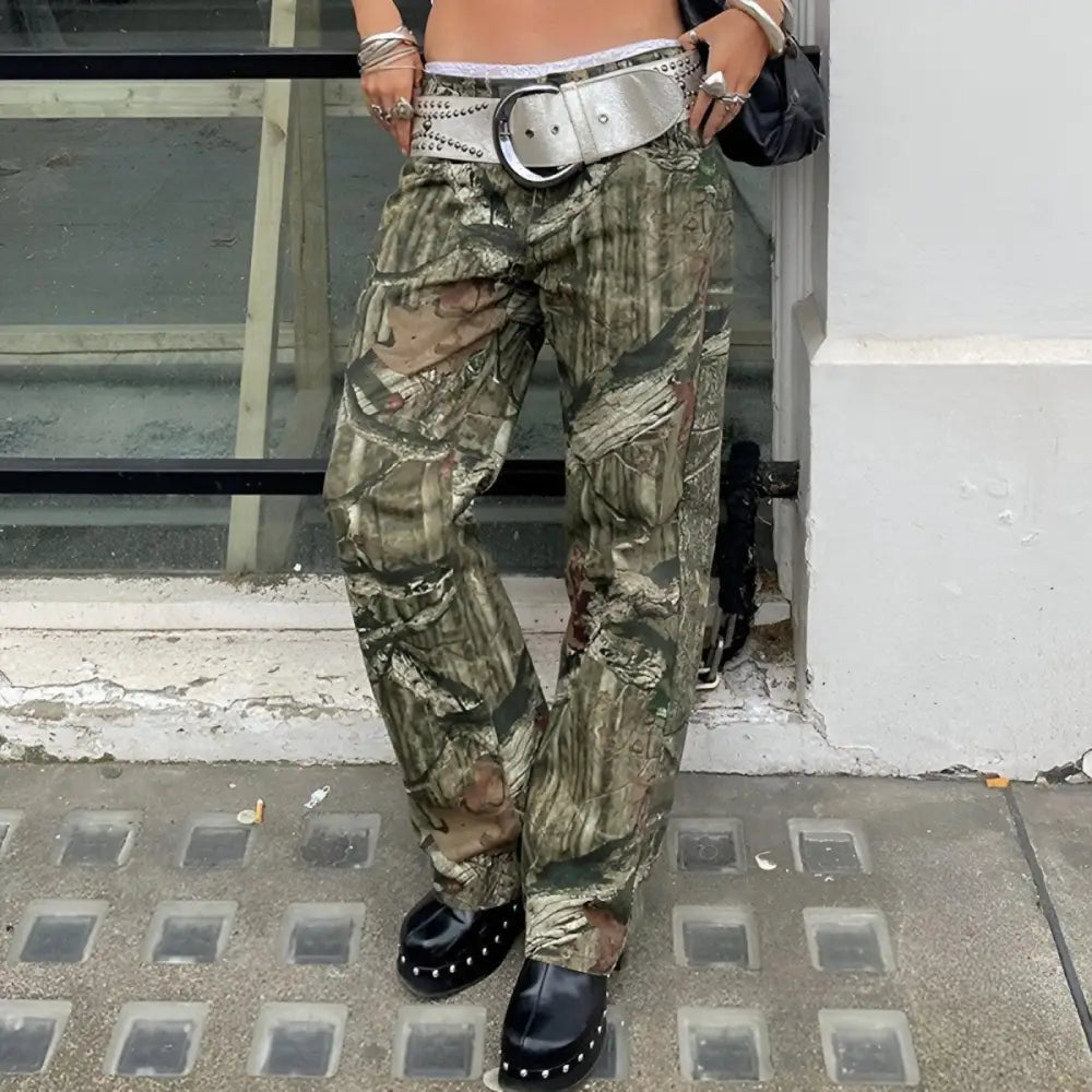 Women’s low-rise camouflage cargo pants with silver belt for a trendy look