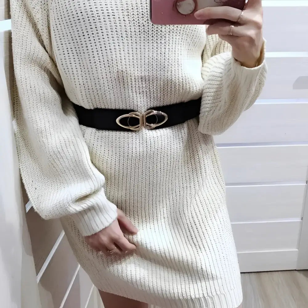 Cream-colored knit dress featuring a black joséfine belt with gold buckle