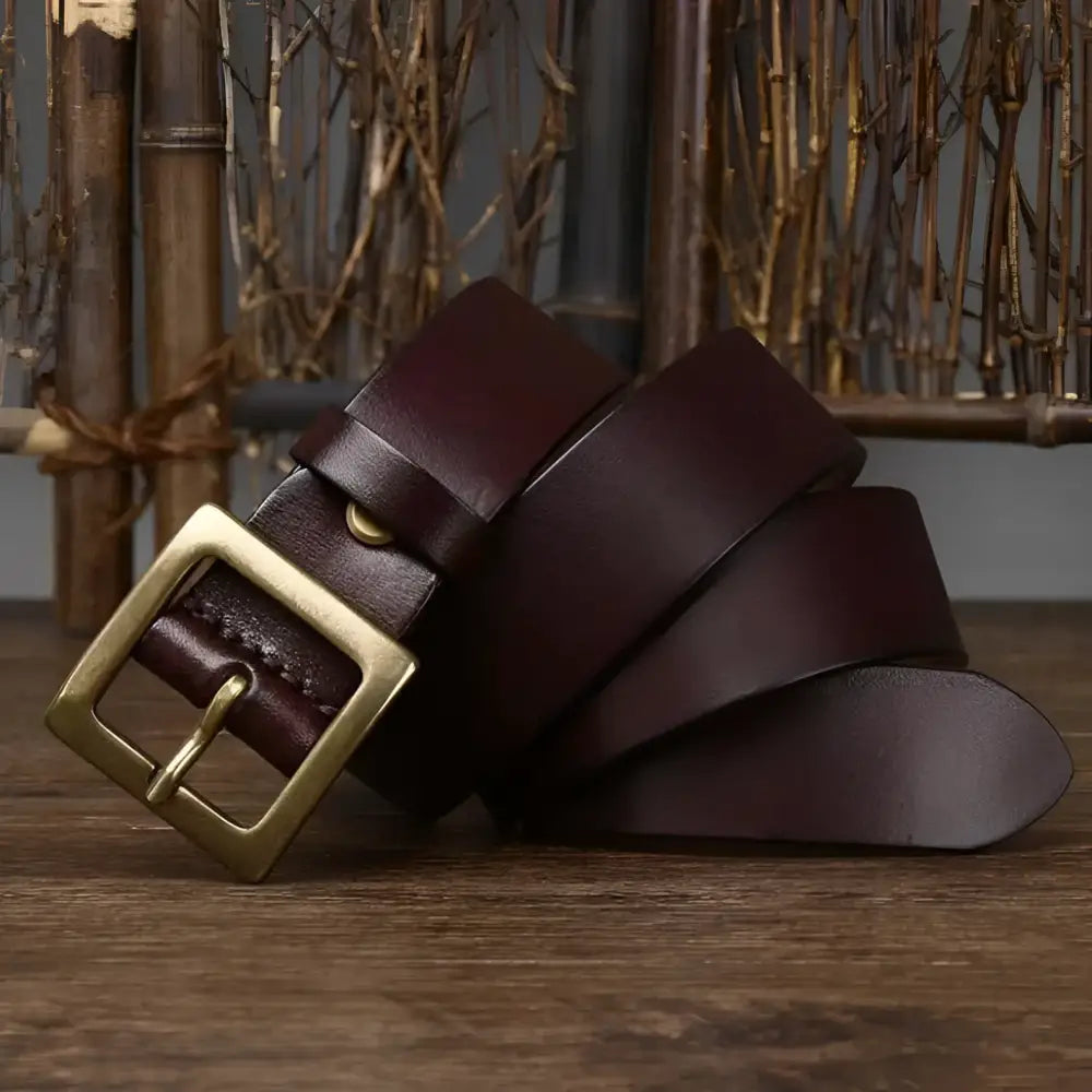 Stenia Belt in genuine leather with a brass buckle for a stylish accessory