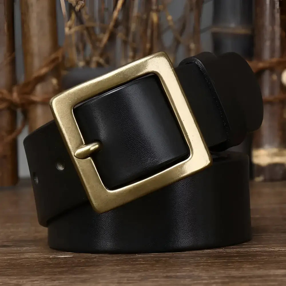 Stenia Belt in genuine leather with brass buckle showcasing premium craftsmanship