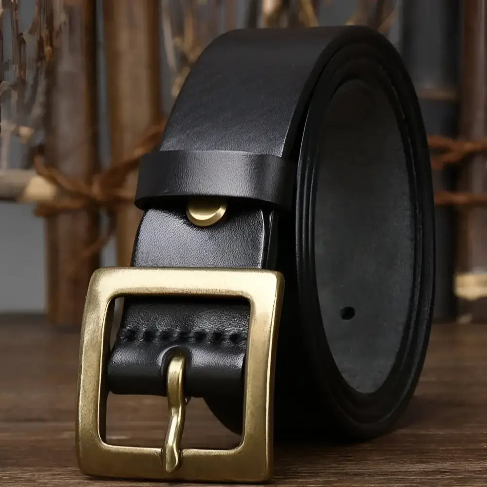 Stenia Belt in genuine leather with brass buckle for stylish use and durability