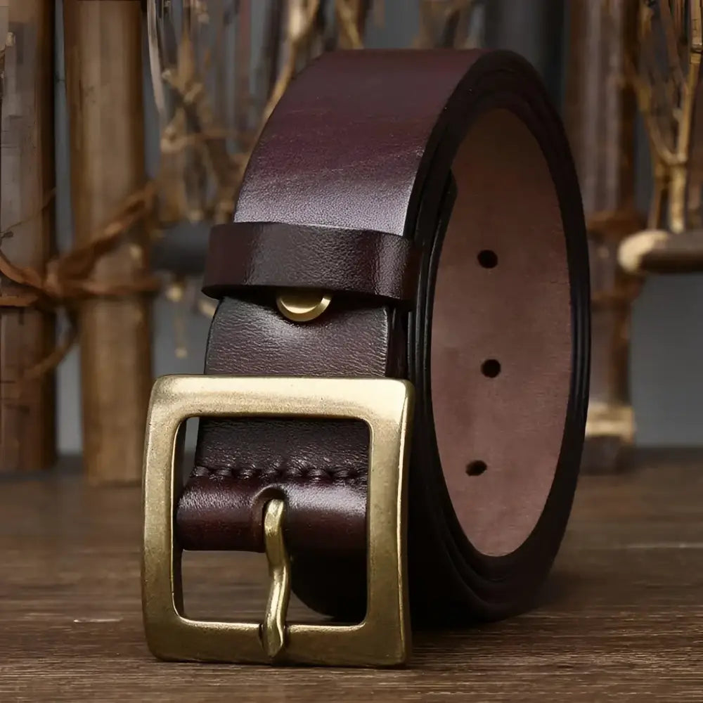 Stenia Belt in genuine leather with brass buckle for stylish and durable wear