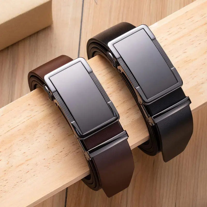 Two leather ratchet belts with boucle automatique and metal buckle, modèle Valentino style