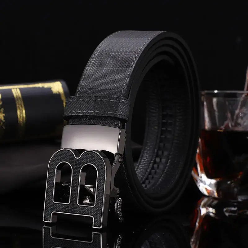 Black leather suit belt en cuir pour homme with B buckle for elegant formal wear